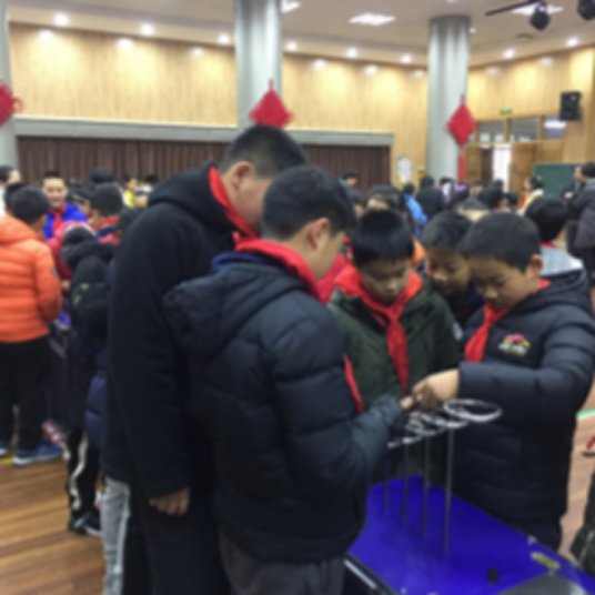 以地区捐赠及巡回展出的方式